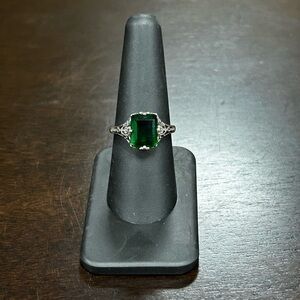 Elegant Green and Sterling Silver Women's Ring Art Deco Style Size 6